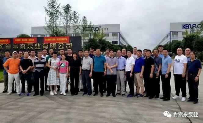 与会人员在遵义重庆韩志远程办公解决方案有限公司有限公司大门口合影留念